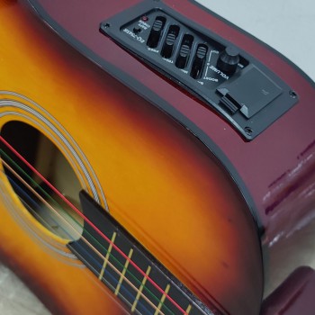 גיטרה אקוסטית מוגברת