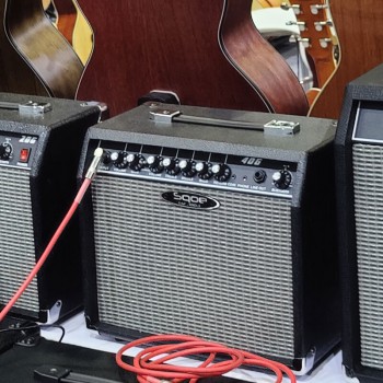 מגבר גיטרה 40 וואט מגבר גיטרה 40 וואט